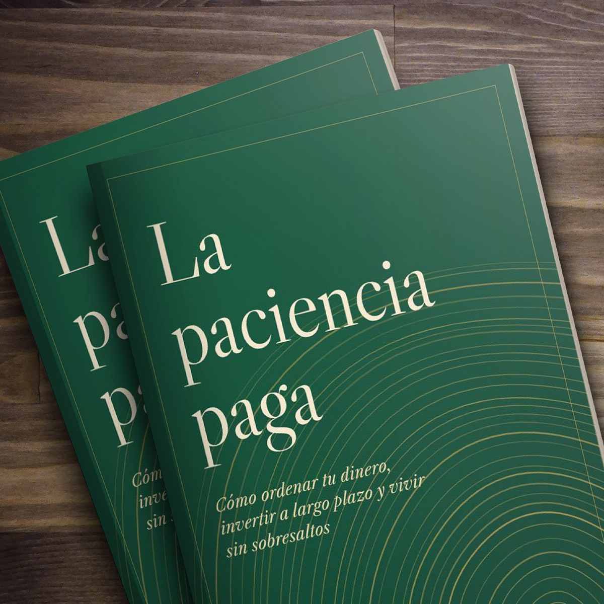 El libro La paciencia paga sobre un escritorio